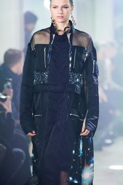 Look 100